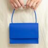Bolso azul midi de nuestra colección de bolsos soltenibles