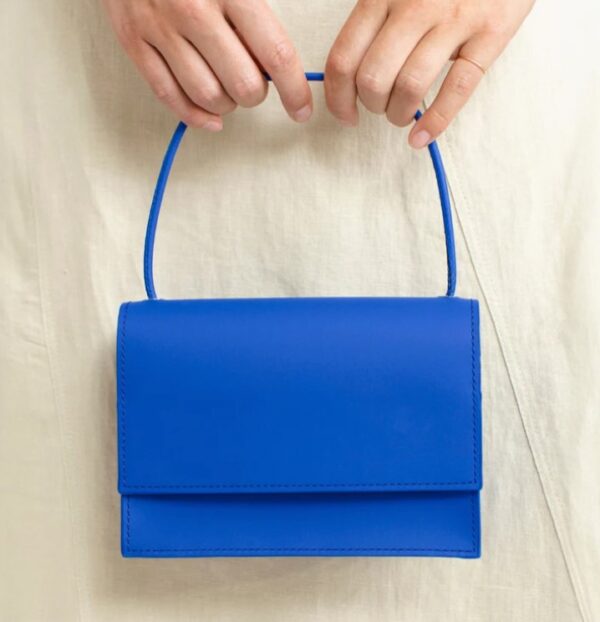 Bolso azul midi de nuestra colección de bolsos soltenibles